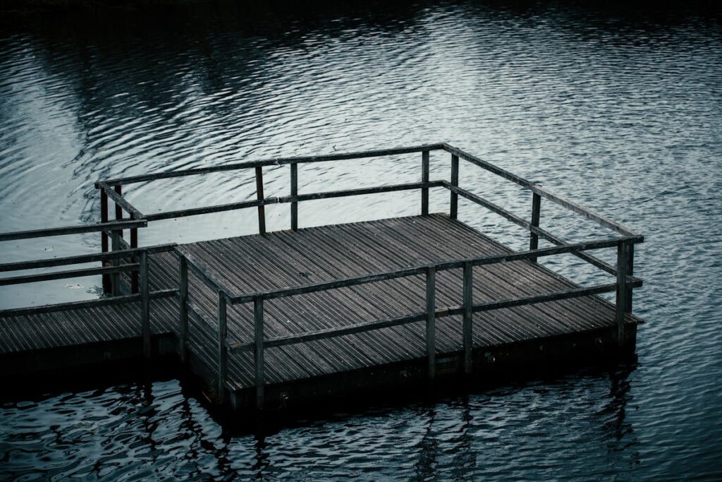 Houten vlonder in tuin