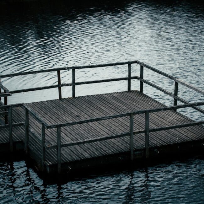 Houten vlonder in tuin
